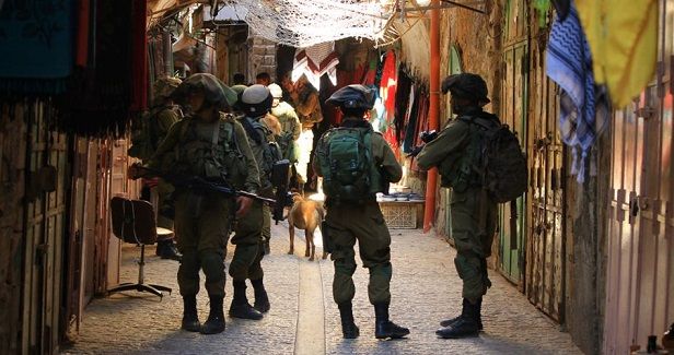 IOF closes Palestinian businesses in al-Khalil Old city