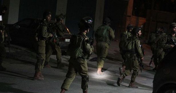 IOF kidnaps Palestinian teacher north of al-Khalil