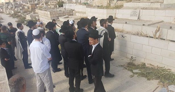 Hordes of Jewish settlers, police forces defile Aqsa Mosque