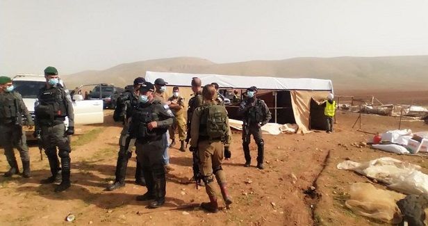 Settlers continue to fence water spring in Jordan Valley