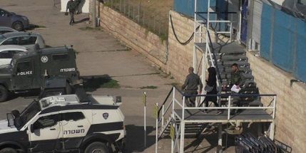 Hebron: IOF detain woman for bearing a screwdriver