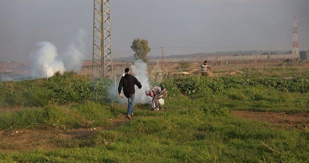 IOF teargases Palestinian farmers in Gaza