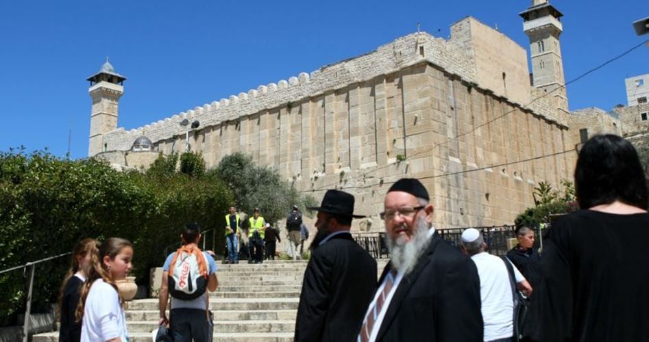 Thousands of Israelis storm Ibrahimi Mosque to mark Jewish Passover