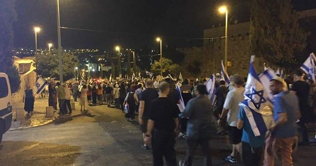 Thousands of settlers go on night march in Old City of Jerusalem