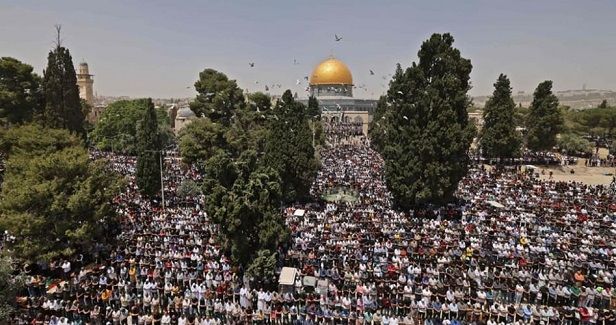 160,000 Palestinians attend Friday prayer at Al-Aqsa