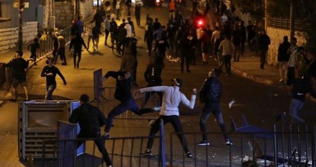 Palestinian youths suffer breathing problems in Israeli raid in Silwan
