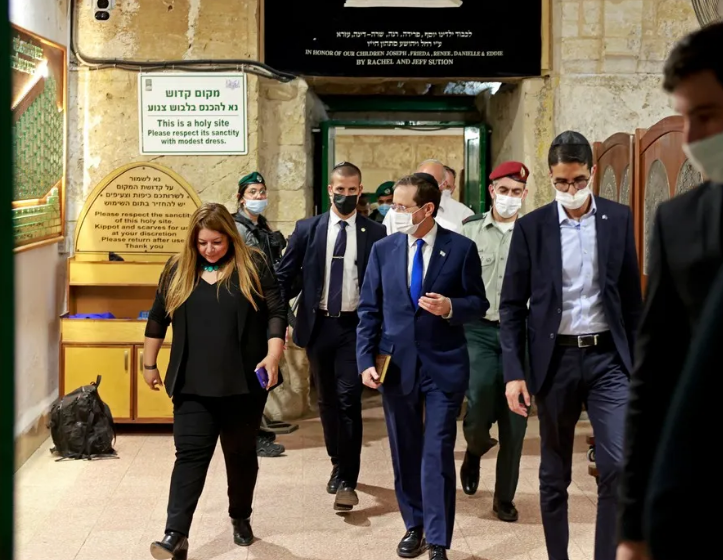 PA condemns Israeli president's 'storming' of Ibrahimi Mosque