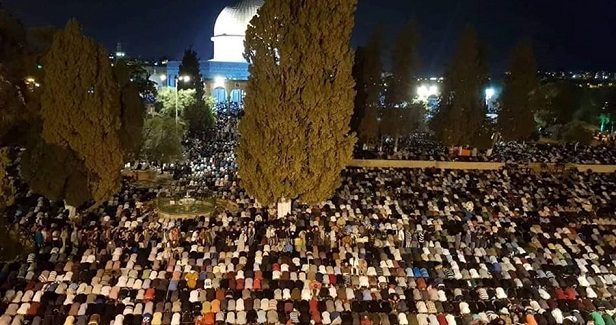 Hundreds of thousands of worshipers pray in al-Aqsa on Laylat al-Qadr