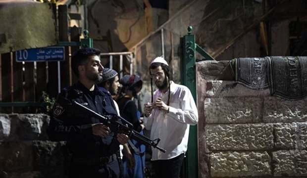 Jewish settlers rampage through Sheikh Jarrah, attack homes and cars