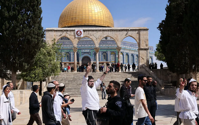50,000 right-wing Jews desecrate Al-Aqsa Mosque