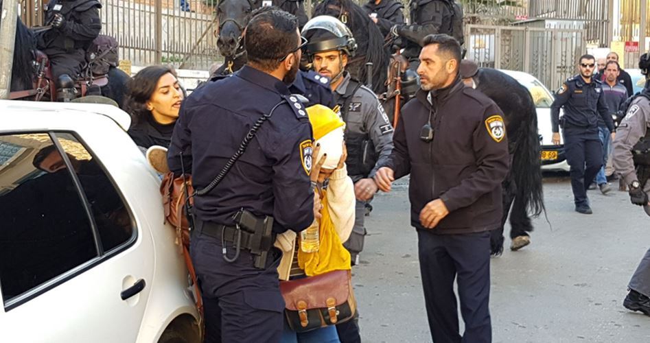Israeli police assault Palestinian girl, remove her headscarf in Jlem