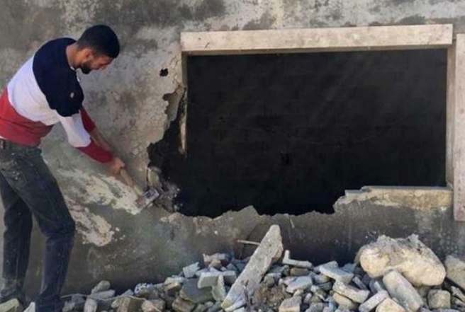 IOA forces Jerusalemite citizen to raze home in Issawiya