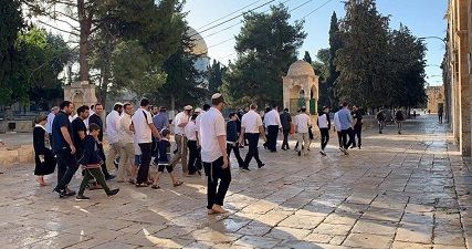 Dozens of Jewish settlers defile al-Aqsa Mosque