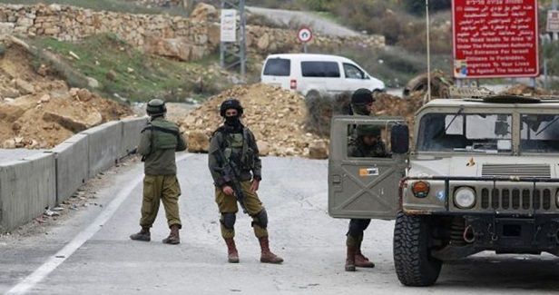 Israeli soldiers open fire at Palestinian car in al-Khalil
