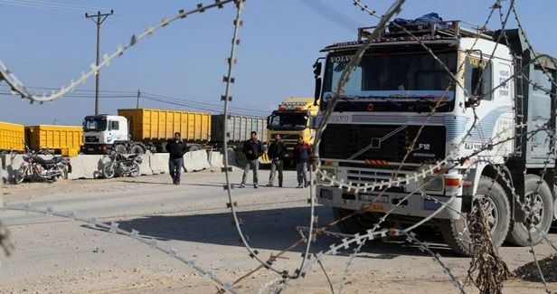 jewish settlers block trucks from entering Gaza