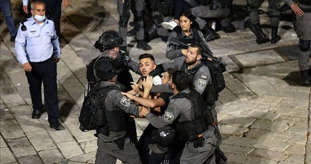 Israeli police attack Jerusalemite citizens in Bab al-Amud
