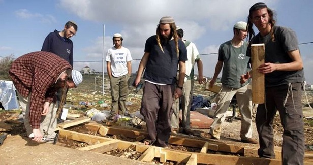Jewish settlers rebuild outpost in southern al-Khalil