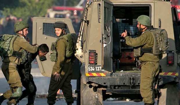 IOF kidnaps several Palestinians in W. Bank raids