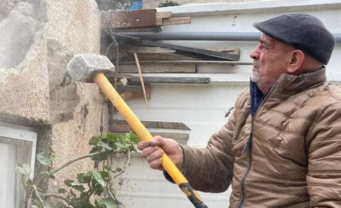 IOA forces two Jerusalemites to raze store and house
