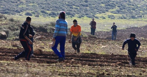 Jewish settlers attack Palestinian farmers in Qaryut town