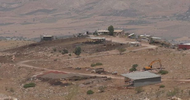 Israeli army dismantles three tents, displaces their residents in JV