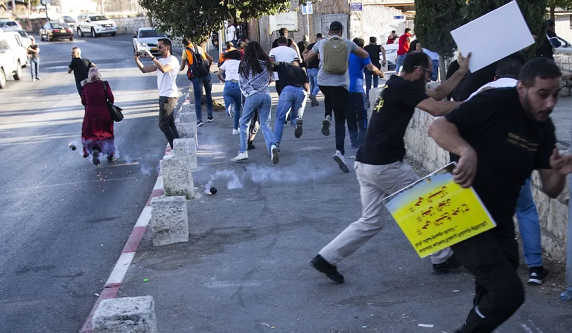 Jerusalemites face off Israeli attempt to demolish sit-in tents
