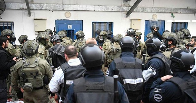 Israeli forces raid Ofer prison, injure 100 prisoners