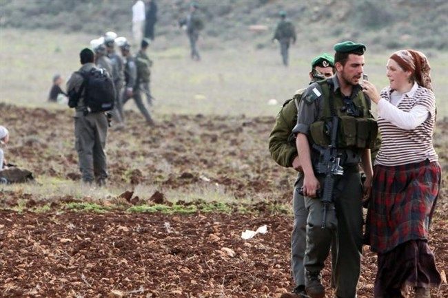 Israeli settlers throw stones at Palestinian homes in Hebron-area village