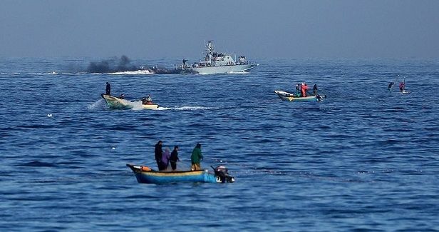 Israeli gunboats attack fishermen in Gaza waters