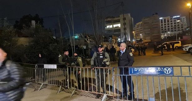 Israeli police assault protesters in Sheikh Jarrah