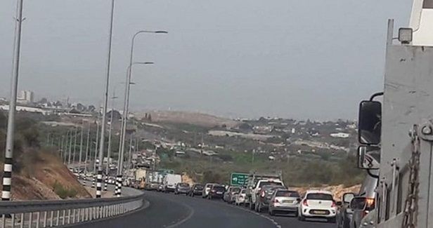 Ariel settlement guards obstruct traffic at main entrance to Salfit
