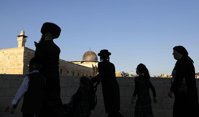 Israel settlers storm Al-Aqsa, call for demolishing it
