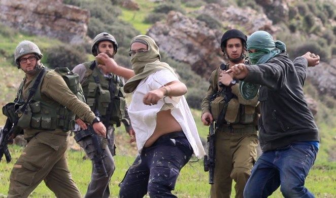 Two Palestinians injured in settlers� attack on homes in al-Khalil