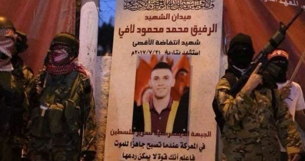 Palestinians reinstall monument of Palestinian martyr