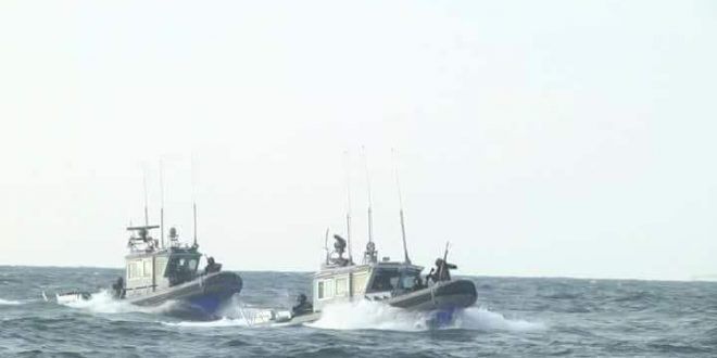 Israeli naval forces wound fisherman, arrest 4 others and detain fishing boats