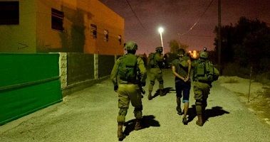 IOF kidnaps several Palestinians in dawn raids on homes