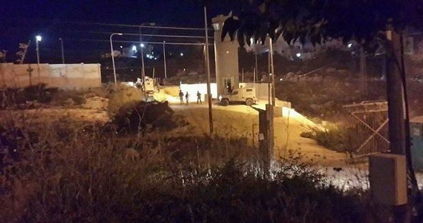 Anti-occupation youth fire at Israeli bus north of al-Khalil