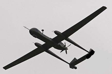 Israeli warplane targets Palestinian youths in Gaza City