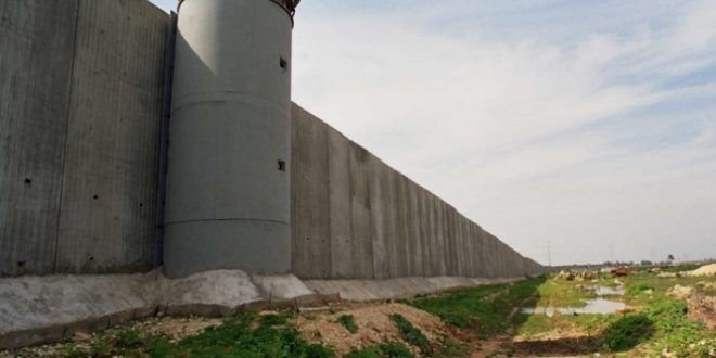IOF detain dozens Palestinian farmer behind the Apartheid wall