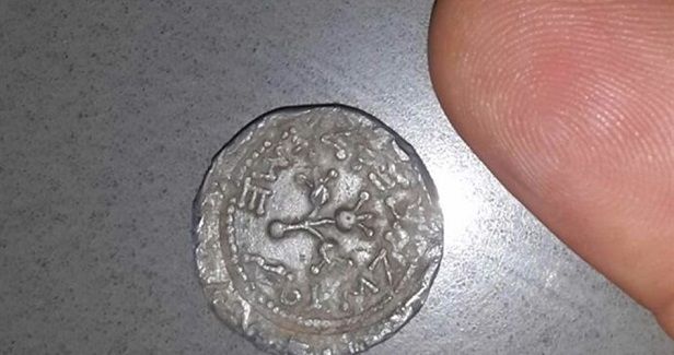 Netanyahu uses fake ancient coin to justify settlements in West Bank