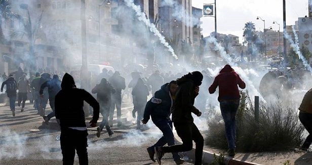 Palestinians injured in al-Khalil, others arrested in Jerusalem