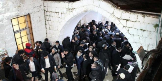 Hundreds of settlers break into Joseph�s Tomb in Nablus