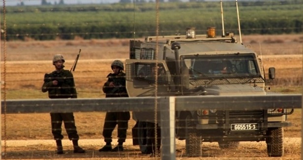 Israeli army arrests two Gazans after crossing border area