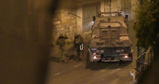 IOF storms areas in Nablus city, seizes security cameras