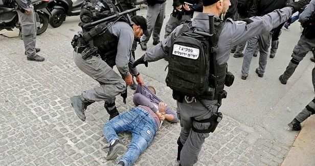 Israeli police arrest Palestinian after assaulting him in Silwan