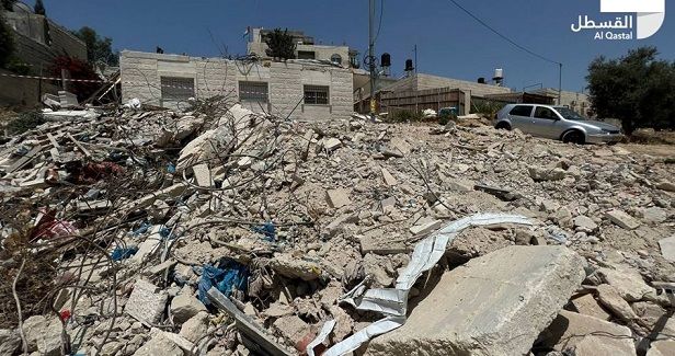IOA displaces Jerusalemite family after razing its home in Issawiya
