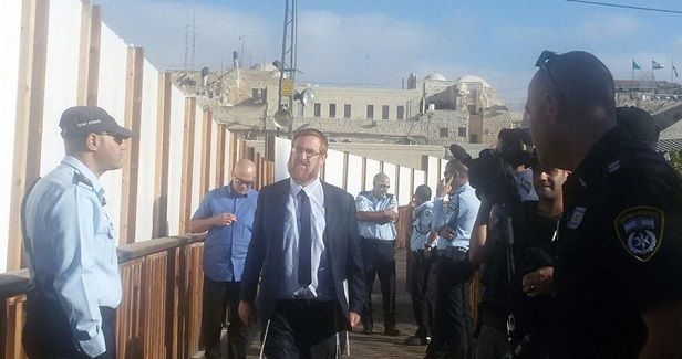 Peace activists demonstrate near al-Aqsa Mosque