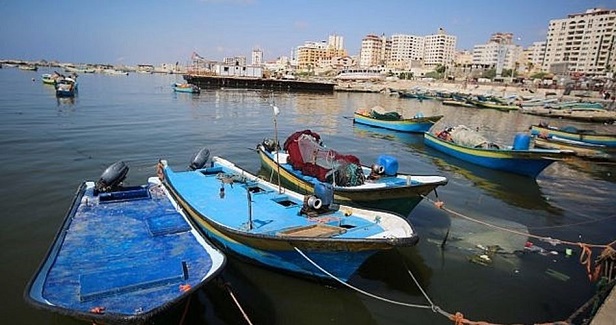 Israeli navy gunboats attack Palestinian fishermen off Gaza shores