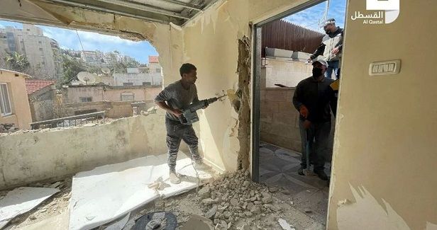 IOF forces Jerusalemite family to raze home in Beit Hanina
