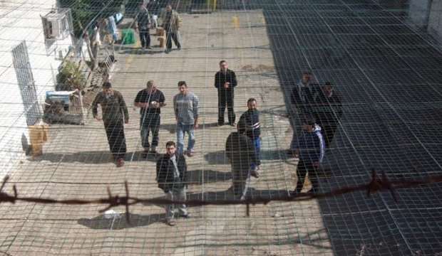 Ofer prisoners return meals in a protest step